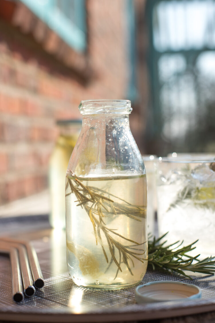Aromatischer Rosmarin-Sirup mit Limette – einfach selbst gemacht und perfekt für Drinks, Limonade oder Desserts.