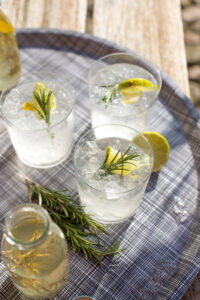 Aromatischer Rosmarin-Sirup mit Limette – einfach selbst gemacht und perfekt f&uuml;r Drinks, Limonade oder Desserts.