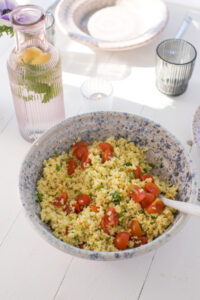 Frische Zitronen-Parmesan-Hirse mit Tomaten und Kr&auml;utern – ein leichter Sommersalat, der schnell gemacht ist und perfekt als Beilage passt.