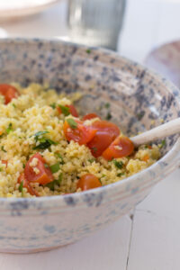 Frische Zitronen-Parmesan-Hirse mit Tomaten und Kr&auml;utern – ein leichter Sommersalat, der schnell gemacht ist und perfekt als Beilage passt.