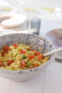 Frische Zitronen-Parmesan-Hirse mit Tomaten und Kr&auml;utern – ein leichter Sommersalat, der schnell gemacht ist und perfekt als Beilage passt.