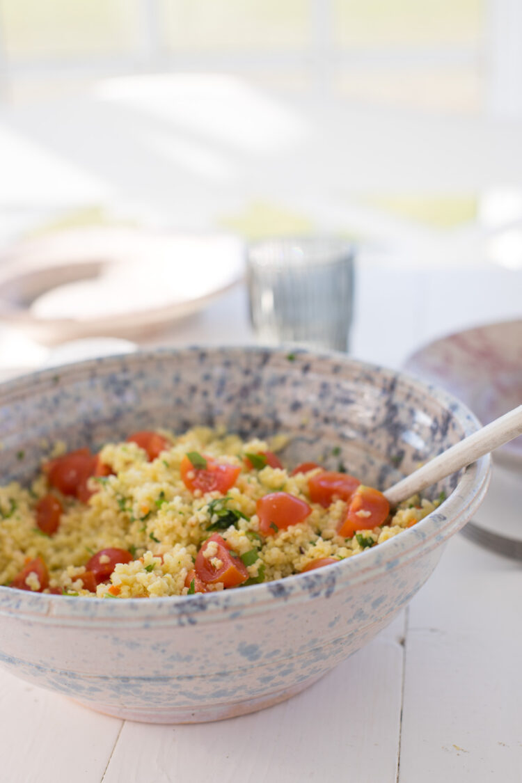 Frische Zitronen-Parmesan-Hirse mit Tomaten und Kräutern – ein leichter Sommersalat, der schnell gemacht ist und perfekt als Beilage passt.