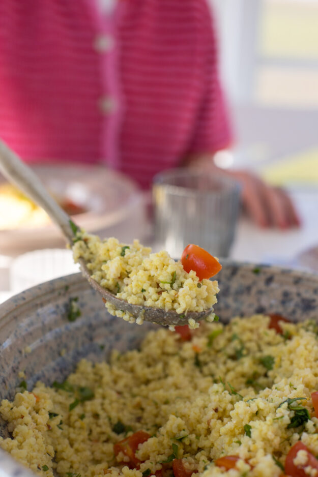 Frische Zitronen-Parmesan-Hirse mit Tomaten und Kräutern – ein leichter Sommersalat, der schnell gemacht ist und perfekt als Beilage passt.