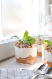 Cremiger griechischer Joghurt mit warmem Apfelkompott und knusprigem Granola ist das perfekte Frühstück oder Dessert für jede Jahreszeit.