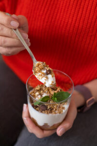 Cremiger griechischer Joghurt mit warmem Apfelkompott und knusprigem Granola ist das perfekte Frühstück oder Dessert für jede Jahreszeit.