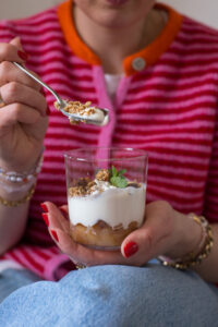 Cremiger griechischer Joghurt mit warmem Apfelkompott und knusprigem Granola ist das perfekte Frühstück oder Dessert für jede Jahreszeit.