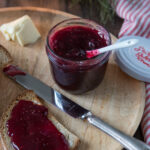 Das Glühweingelee schmeckt unglaublich lecker und eignet sich hervorragend als Weihnachtsmarmelade fürs eigene weihnachtliche Frühstück oder zum Verschenken.