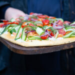 Dieses frühlingshafte Flatbread ist wirklich perfekt zum Eindruck schinden! Es ist super unkompliziert gemacht und geschmacklich ein richtige großer Knaller!