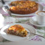 Der besondere Apfel-Walnuss-Kuchen war eine Empfehlung und ich bin total begeistert! Die Walnüsse passen ganz wunderbar dazu. Also schmeißt direkt den Ofen an!