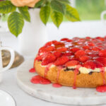 Mein neuer Erdbeerkuchen mit Schokolade und Pudding ist nicht nur glutenfrei, sondern auch unfassbar lecker! Die Kombination aus Schokolade und Pudding macht es
