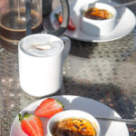 Griechisches Joghurt Brûlée – ein cremiges, leichtes Dessert mit knuspriger Karamellkruste. Schnell gemacht, raffiniert im Geschmack & perfekt zum Genießen!