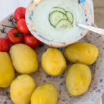Frisch, cremig, schnell gemacht: Dieser Gurken-Dip ist der perfekte Begleiter für dein nächstes Grillfest. Ideal zu Kartoffeln, Brot, Gemüse oder Gegrilltem!