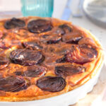 Herzhafte Quiche mit roten Zwiebeln: Einfaches Rezept mit viel Geschmack – perfekt als Mittagessen, zum Brunch oder für ein gemütliches Abendessen.