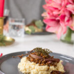 Ein festliches vegetarisches Weihnachten: cremiges Selleriepüree, geschmorte Rotwein-Schalotten & Belugalinsen. Aromatisch, elegant & perfekt für die Feiertage!