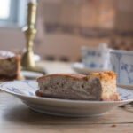 Cremiger Rahmkuchen mit feinem Mürbeteig und knuspriger Zimt-Zucker-Kruste – ein einfacher Klassiker, den wirklich jeder gerne mag!