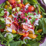 Susis Salat: frischer Tomatensalat mit Granatapfel, rote Zwiebel, Minze und Petersilie. Einfach gemacht, aromatisch und perfekt mit einem Basic-Salatdressing.