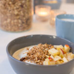 Selbstgemachtes Granola mit Haferflocken, Mandeln, Amaranth und Ahornsirup. Knusprig gebacken und perfekt für Joghurt, Milch oder Smoothie-Bowls.