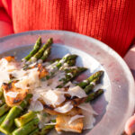 Gegrillter Spargel Caesar Style mit knusprigen Croutons, cremigem Caesar-Dressing und Parmesan – ein einfaches Frühlingsrezept.
